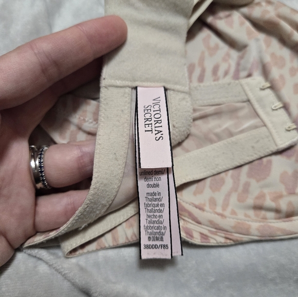 Victoria's Secret Invisible Lift Unlined Demi bra 38DDD EUC - Picture 2 of 5